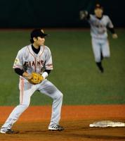 ８回、牧田の三ゴロで併殺を狙うも、一走・マギーを挟殺にしようとして１アウトしか奪えずに終わる巨人・坂本