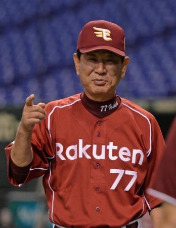 　リラックスした表情で練習を見守る楽天の星野監督＝東京ドーム