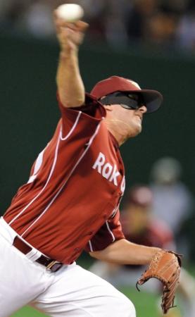 顔にマスクを着け好投する楽天のレイ（撮影・吉澤敬太）