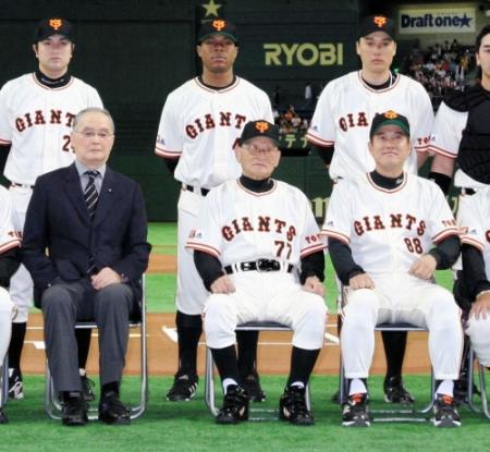 ２００７年６月８日　Ｖ９シリーズセレモニーで巨人・長嶋茂雄終身名誉監督（左）、原監督（右）と記念撮影する川上哲治氏＝東京ドーム