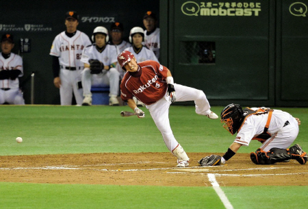 延長１０回楽天１死二塁、死球を受け痛がる藤田一也（捕手・阿部慎之助）＝東京ドーム（撮影・会津智海）