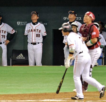 　延長１０回、最後の打者、長野（右手前）が二飛に倒れ天を仰ぐ原監督（８８）＝撮影・会津智海