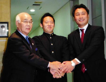 　楽天から１位指名のあいさつを受けた桐光学園・松井（中央）は、早川スカウトグループマネジャー（左）、安部井スカウト部長（右）と笑顔で握手