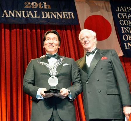 　ニューヨーク日本商工会議所の日米特別功労賞を受賞した松井秀喜氏（左）＝ニューヨーク（共同）
