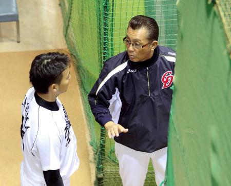 　田島（左）にアドバイスする森ヘッドコーチ