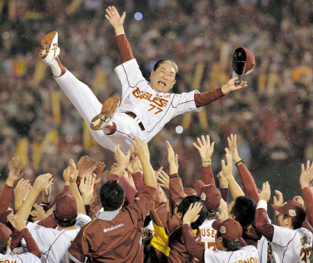 日本一になり胴上げされる楽天・星野仙一監督＝Ｋスタ宮城（撮影・吉澤敬太）