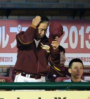 　ベンチで頭をかく星野監督（撮影・園田高夫）