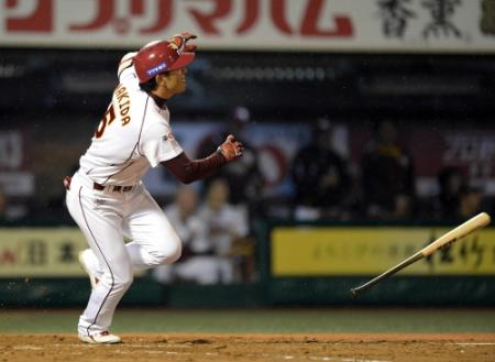 　４回、左翼席にソロホームランを放つ楽天・牧田