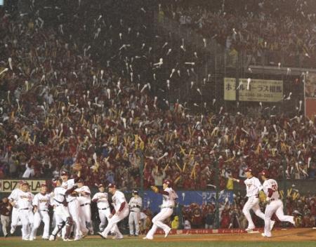 　日本一に輝き、勝利の風船が舞う中、喜ぶ楽天ナイン