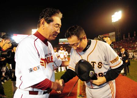 　試合後、星野監督（左）と握手をかわす原監督（撮影・園田高夫）