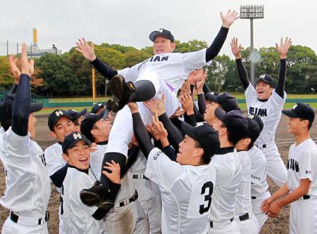 　胴上げで宙を舞う龍谷大平安・原田監督（撮影・石湯恒介）