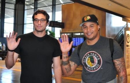 米国への帰国前に来季の残留を希望したジョーンズ（右）とハウザーは、笑顔で手を振る