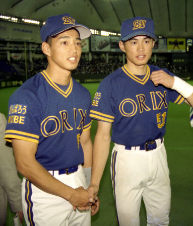 決勝本塁打を放ちイチロー（右）と握手するオリックス時代の田口氏＝１９９５年４月４日、東京ドーム