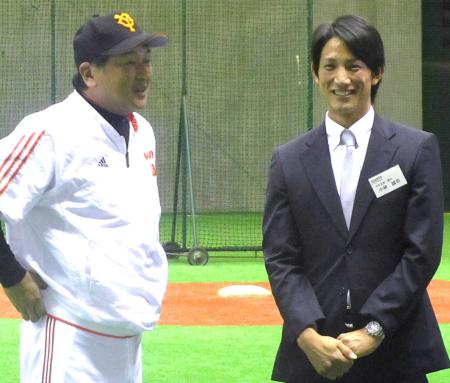 岡崎２軍監督（左）の訓辞を聞く巨人１位指名の日本生命・小林