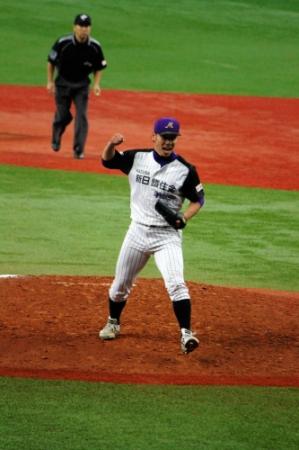 最後の打者を三振で締め、ガッツポーズする新日鉄住金かずさマジック・岡本健投手＝京セラ（撮影・中野裕美子）