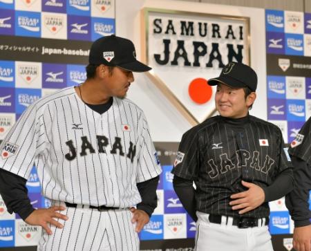 　全世代結束式で、高校代表の森（右）と話すトップチームの中田