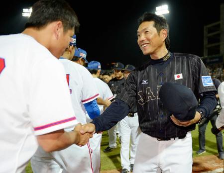 　試合終了後、台湾選手と笑顔で握手をかわす小久保監督
