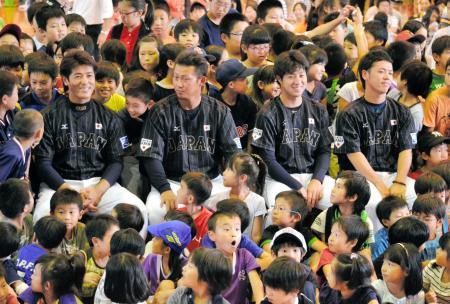 　台北の日本人学校を訪れ、子供たちと交流した（左から）侍ジャパンの稲葉打撃コーチ、中田、野村、小川