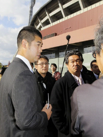　ＦＡを宣言し、慣れ親しんだマツダスタジアムをの前で報道陣の質問に答える大竹（左）