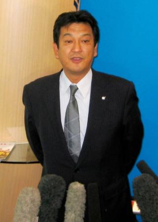 　日本野球機構を訪れ、入札制度の新制度を２年間限定で受諾することを表明する日本プロ野球選手会の松原徹事務局長