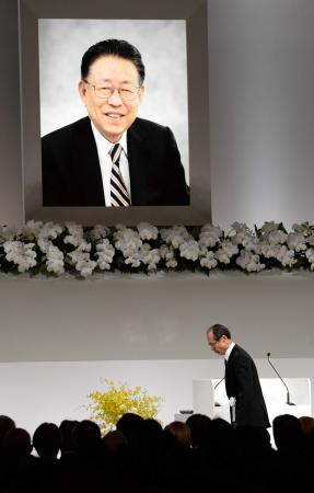 　故笠井前社長兼オーナー代行の「お別れの会」で弔辞を述べ、降壇するソフトバンクの王会長