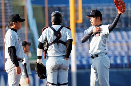 　３回、ピンチの場面でマウンドに集まるエース・森原（右）ら近大工学部ナイン（撮影・北野将市）