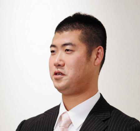 　巨人関係者との交渉を終え、会見する大竹（撮影・北村雅宏）