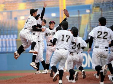 明治神宮大会決勝で明大に競り勝ちマウンドで抱き合って喜ぶ亜大ナイン