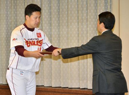 　村井嘉浩宮城県知事から県民栄誉賞の賞状を受け取るプロ野球楽天の田中将大投手＝２４日午前、宮城県庁