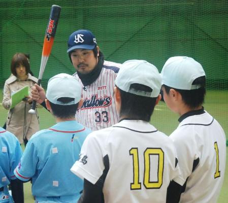 　野球教室で福島の小中学生らを指導するヤクルトの畠山＝神宮球場室内練習場