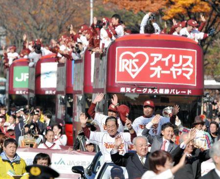 　大勢の市民から祝福されパレードを行う星野監督（中央）ら楽天選手たち（撮影・吉澤敬太）