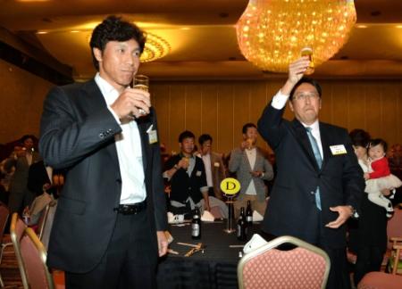 　球団の納会パーティーで乾杯する秋山監督（左）と後藤社長