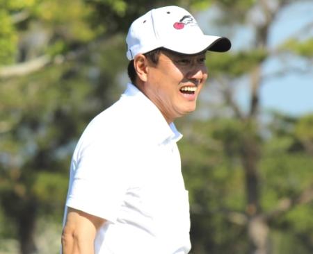 　沖縄に到着後、ゴルフの合間に笑みを見せる巨人・原監督