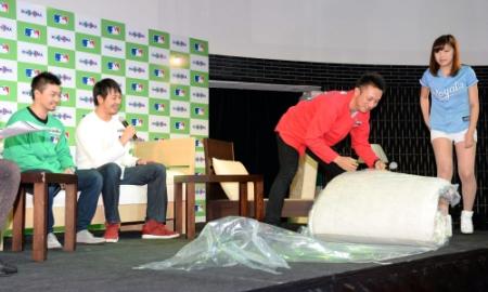 イベントに参加し、ベッドマットを広げる米大リーグでＦＡ中の川崎（右から２人目）
