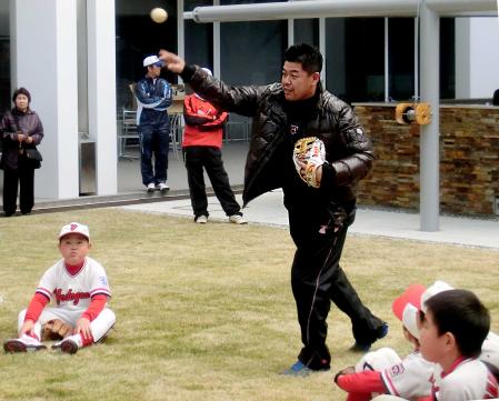 　正しいキャッチボールのやり方を指導する中村