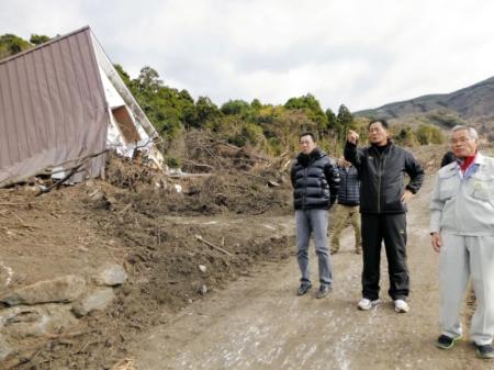　ＤｅＮＡ・中畑監督（右から２人目）が槙原寛己氏（左）と伊豆大島を慰問。災害現場を訪れ、関係者から説明を受ける