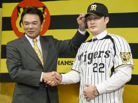 　阪神の入団記者会見を終え、和田監督（左）と握手する呉昇桓投手＝１３日午後、大阪市内のホテル