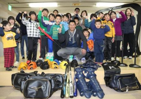 旭が丘学園を訪れ、ノーヒットノーラン記念グッズの売上から子どもたちに野球用具を贈る山井