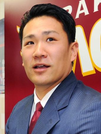 ●球団との面談を終え、記者会見する東北楽天の田中＝１７日午後１２時２０分ごろ、仙台市宮城野区の球団事務所