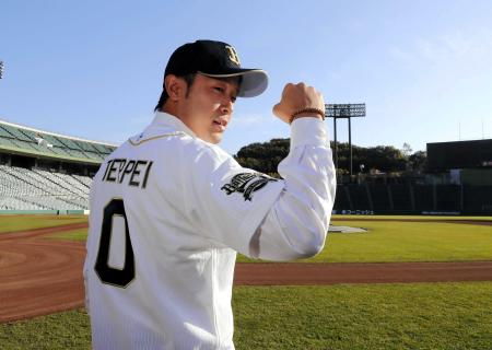 　オリックスの背番号「０」のユニホームに袖を通した鉄平（撮影・山口　登）