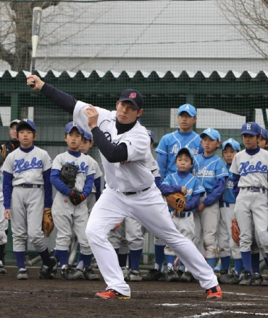 子どもたちとの対戦でヒットを放つ堂上剛＝三重県菰野町の菰野高