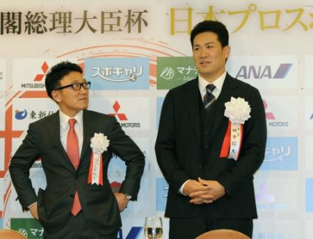 日本プロスポーツ大賞表彰式後の記者会見で、楽天の立花球団社長（左）と話す田中
