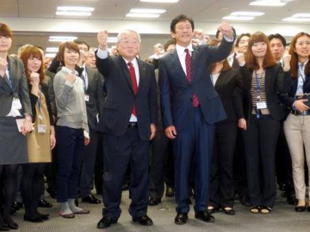 　日本ハム東京支社の年頭式典に出席した栗山監督（右）と小林浩オーナー