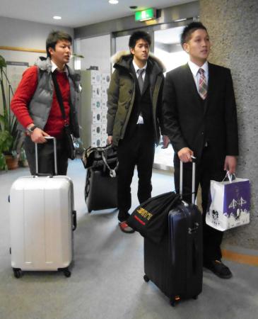 　東京駅で待ち合わせ、３人そろって入寮したヤクルト新人の（左から）児山、岩橋、藤井