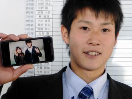 新婚早々単身赴任となったＤｅＮＡドラフト２位の平田は、新妻・薫さんとの２ショット写真を手に気合＝神奈川県横須賀市・ベイスターズ総合練習場