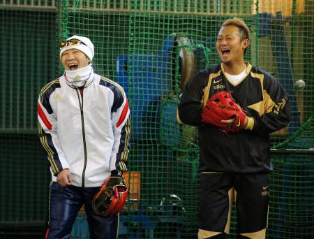 自主トレで笑顔を見せる阪神・西岡剛（左）と日本ハム・中田翔