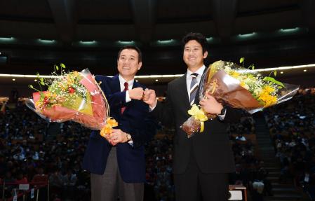 花束を手にした原監督（左）が菅野と笑顔でグータッチをする（撮影・園田高夫）