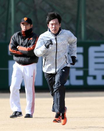 　神谷トレーナー（左）が見守る中、ダッシュを繰り返す井端