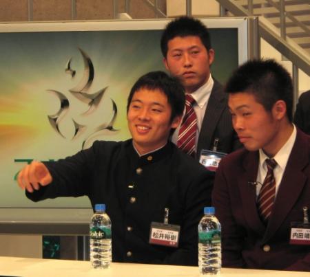 　地元テレビ局に生出演した楽天のドラフト１位・松井裕（左）は、同２位の内田（右）と談笑