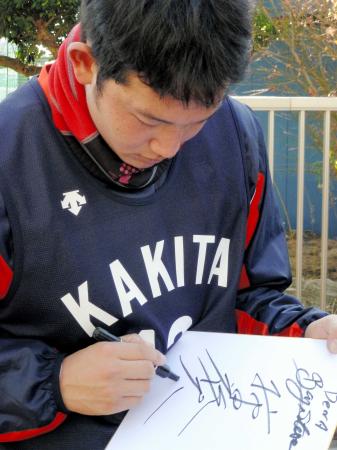 　中畑監督の教え通り、中央に大きくサインを書く柿田
